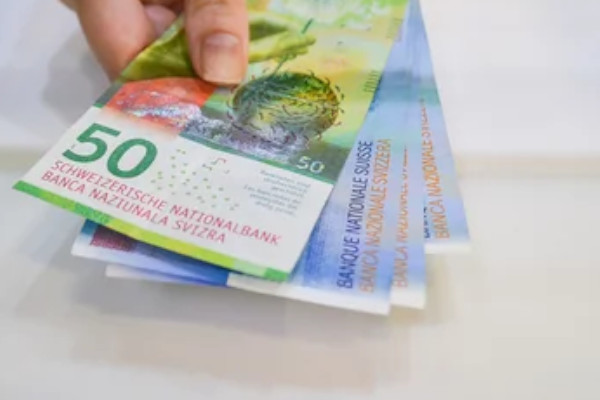 Cena franka szwajcarskiego w kantorach i na giełdzie.